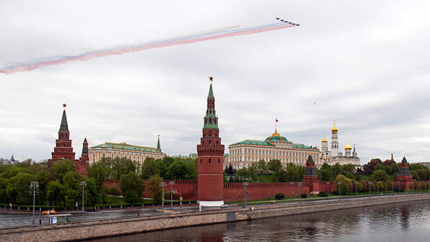 Штурмовики Су-25 на воздушном параде Победы в Москве, 9 мая 2020 года
