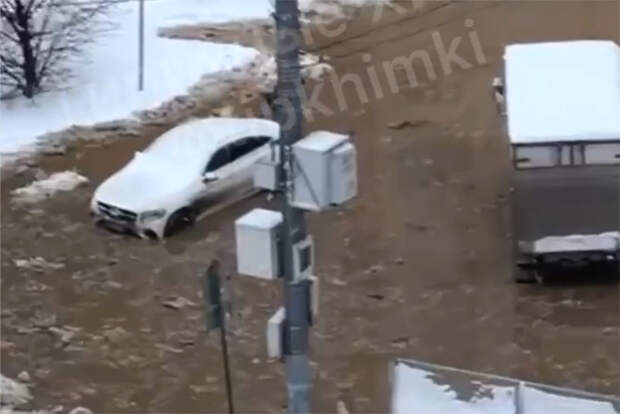 В российском городе двор с машинами затопило после аварии
