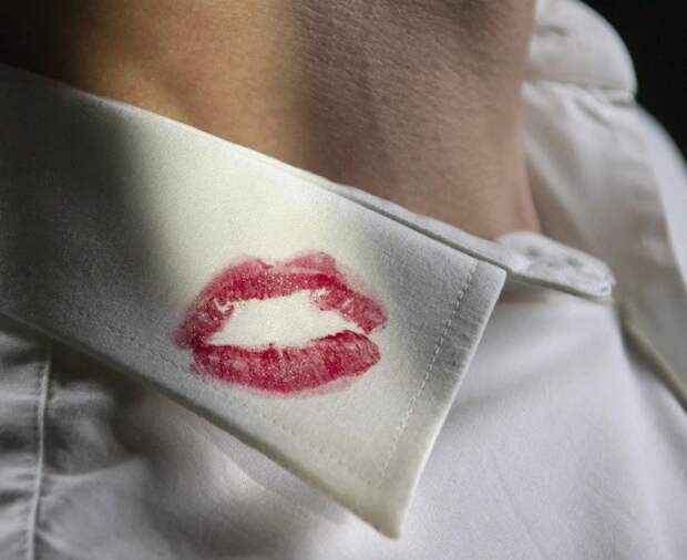 Как быстро убрать след от помады