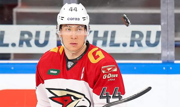 Шарипзянов первым из защитников оформил два хет-трика в КХЛ