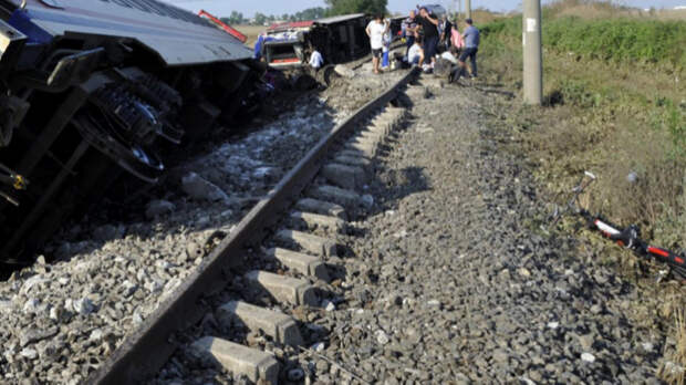 Пять вагонов грузового поезда сошли с рельсов в Красноярском крае