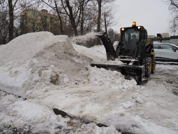 Из двора дома на Сущёвском Валу вывезли  кучи снега