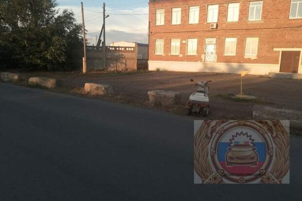 Водитель мотороллера врезался в бетонные блоки под Саратовом и погиб