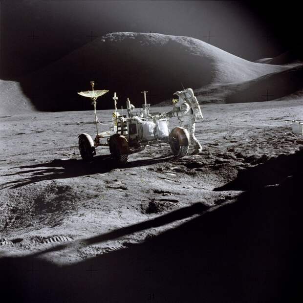 Джеймс Ирвин работает на луномобиле, «Аполлон-16» Лунный автомобиль, космос, луномобиль