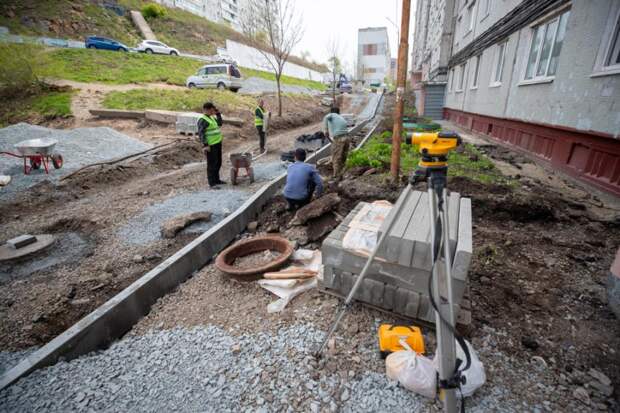 Во Владивостоке ремонтируют дворы по 16 адресам