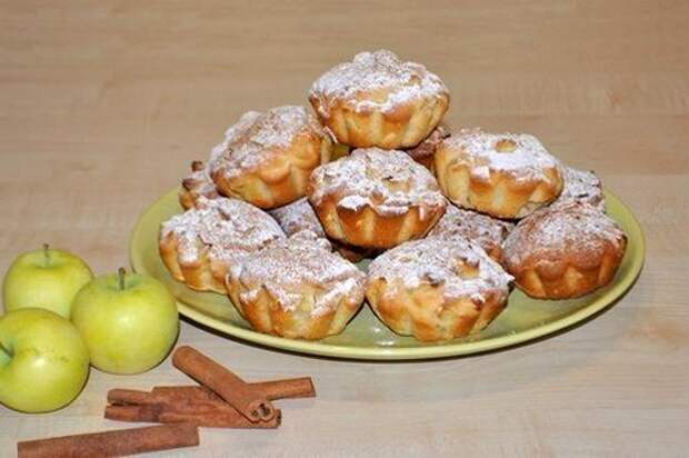 Нежные яблочные кексы с корицей