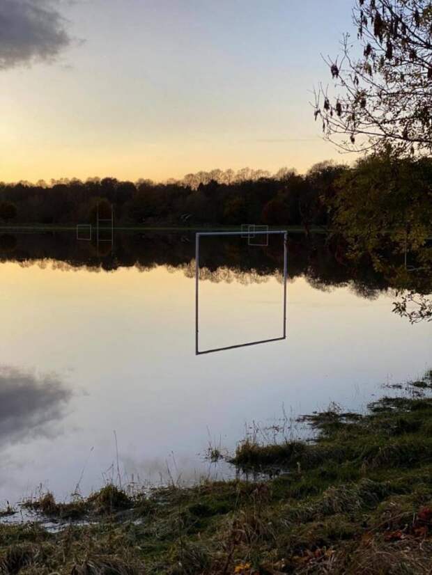 Затопленное футбольное поле