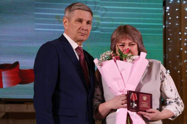 В Актаныше супруге участника СВО передали орден Мужества