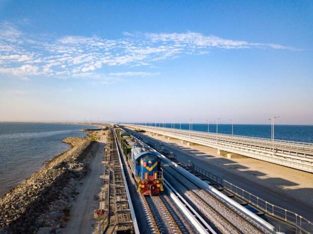 Устройство верхнего строения пути железнодорожной части Крымского моста с помощью вагонов хопер-дозаторов. Сентябрь 2018 года