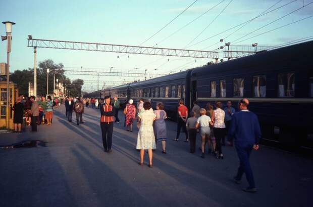 1982 год. Станция на Транссибе. Фирменный поезд Москва-Иркутск.