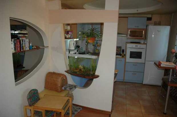 Оригинальная перегородка между кухней и гостиной прекрасно разделяет одно пространство две удобные и комфортные зоны.