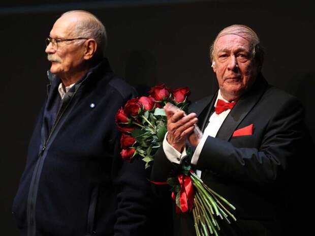 Ефремов вернулся на сцену в постановке Михалкова — как прошёл закрытый показ «Мастерской 12»