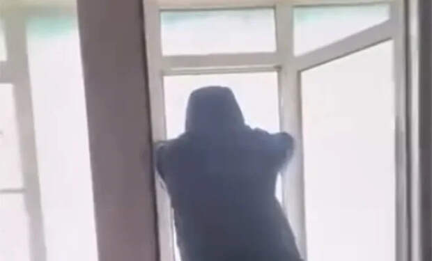 Камчатку завалило снегом настолько, что один из жителей смог выйти в окно пятого этажа. Видео