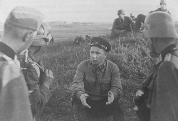 Немецкие офицеры допрашивают советского политрука, попавшего в плен в районе Виштитис, Литва. 22-23 июня 1941 г. Фотоматериалы из открытых источников
