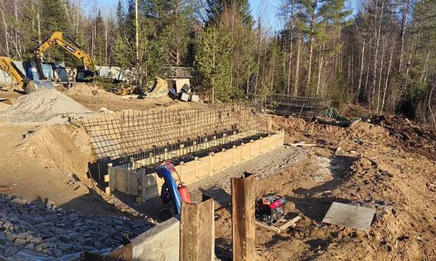 В Красноборском округе армируют каркасы береговых опор моста через Лахому