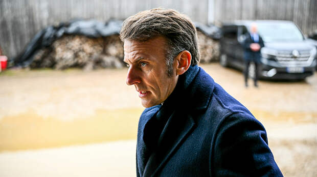 В России объяснили стремление Макрона возобновить диалог с Путиным