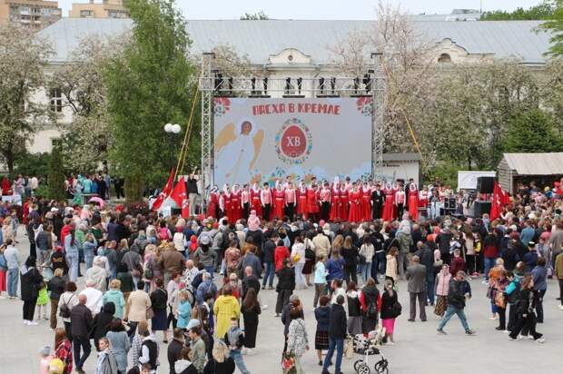Пасхальные гуляния начинаются в Астраханском кремле