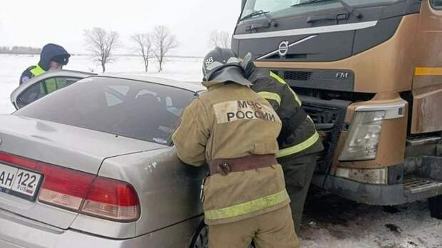 В Алтайском крае водитель иномарки погиб на месте ДТП от удара с грузовиком