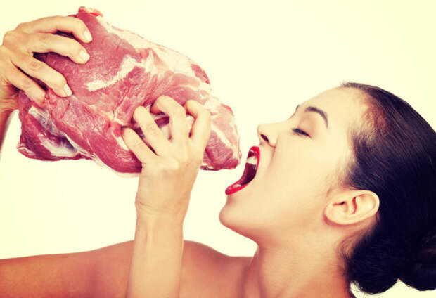 девушка есть сырое мясо