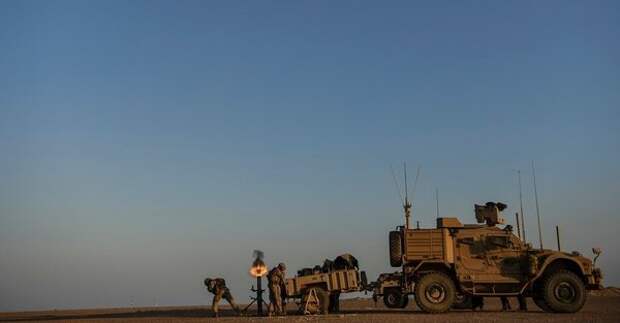 Американские военнослужащие из состава т.н. коалиционных сил ведут огонь из миномета в рамках учебных стрельб. 23.07.2018. Сирия