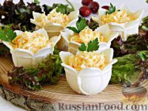 Фото к рецепту: Сырная закуска в тарталетках Фото к рецепту: Сырная закуска в тарталетках