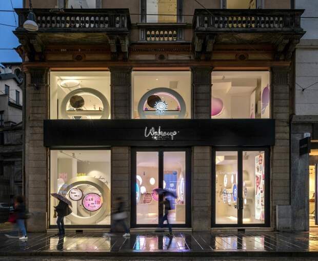 Интерьер магазина косметики WakeUp Cosmetics Milano