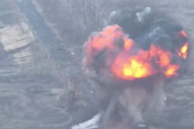 Дрон снял гибель БМП ВСУ от чудовищного взрыва минного шлагбаума