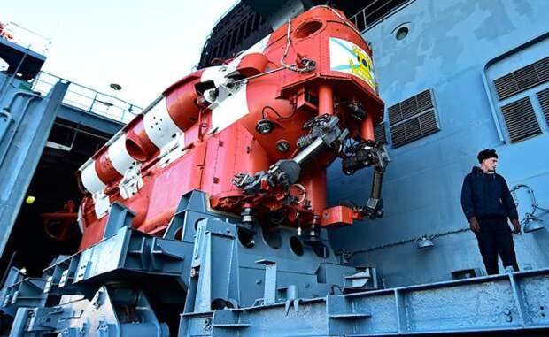 На фото: спасательный глубоководный аппарат АС-40 "Бестер-1", входящий в состав аварийно-спасательного отряда Тихоокеанского флота, размещенный в эллинге спасательного корабля "Игорь Белоусов"