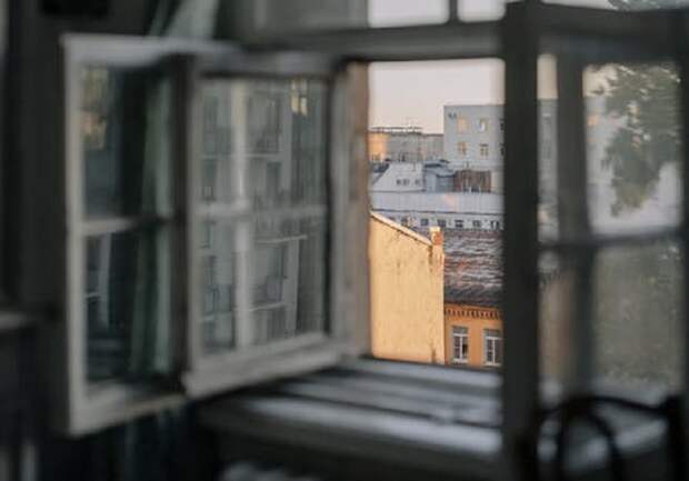Мальчик выпал из окна третьего этажа в Москве