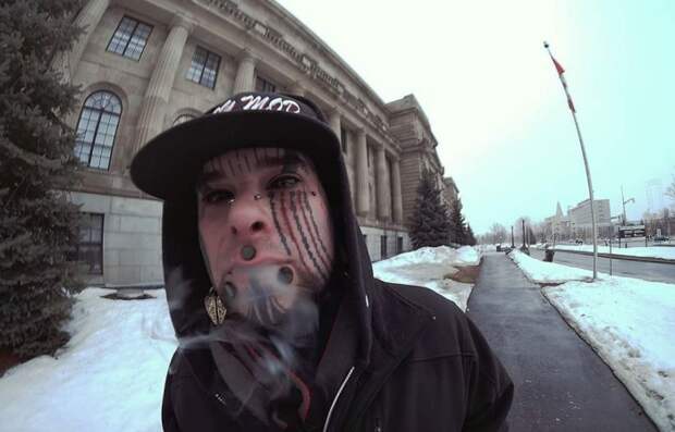 Люди, которые намеренно себя уродуют (26 фото) Люди, которые намеренно себя уродуют (26 фото)