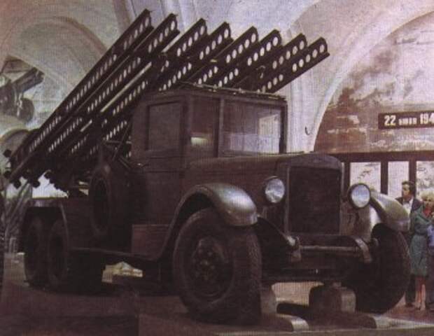 установка БМ-13 на шасси ЗИС-6