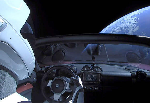 Фото №1 - Запущенная в космос Tesla может упасть на Землю!