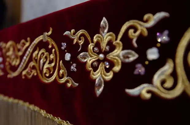 Архипастырь освятил обновлённую старинную плащаницу в монастыре.