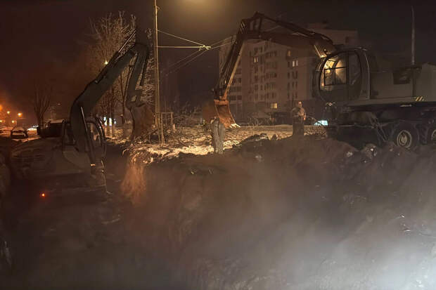 Гладков показал видео с работами по извлечению боеприпаса из воронки в Белгороде