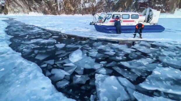 Установлены личности утонувших в машине на Байкале, выживший турист допрошен