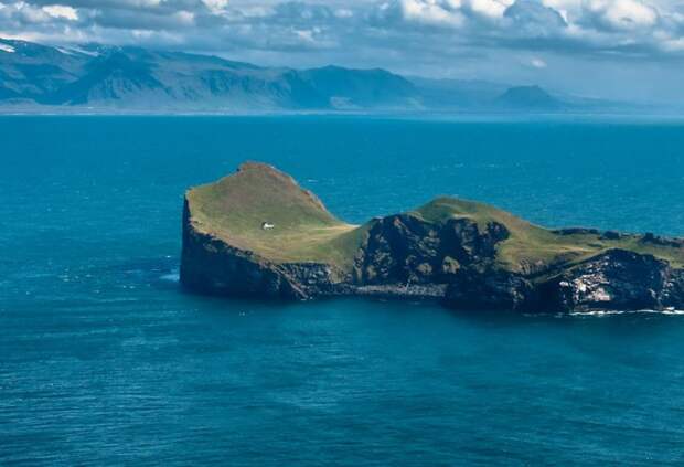 одинокий домик на исландском острове (2)