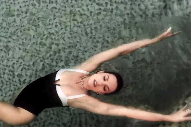 Певица Саша Савельева показала себя в купальнике