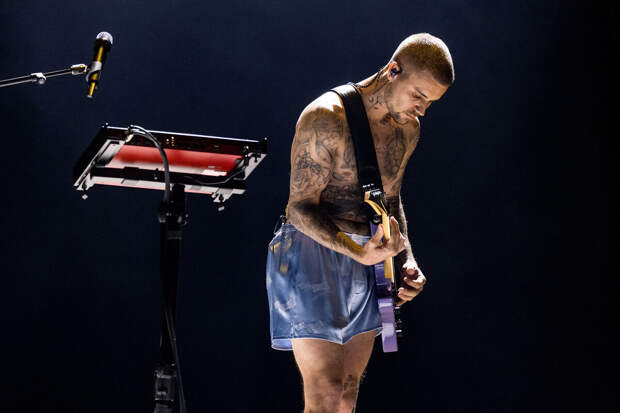 Певец Джастин Бибер спел на сцене "Грэмми" в трусах
