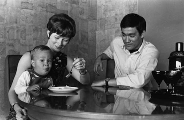 Неизвестные фотографии Брюса Ли из семейного архива