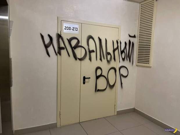 Когда вандал не определился с политическими взглядами Когда вандал не определился с политическими взглядами