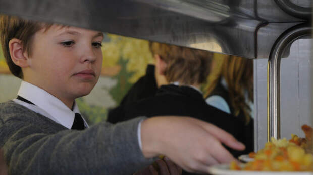 Суд разрешил тратить деньги на школьное питание на зарплаты поваров