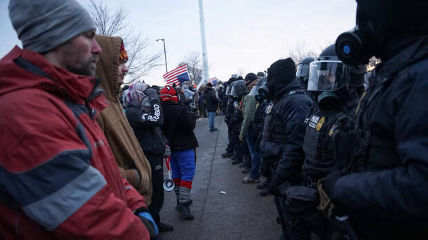 Bloomberg: ФБР собирает добровольцев для отправки в Миннеаполис