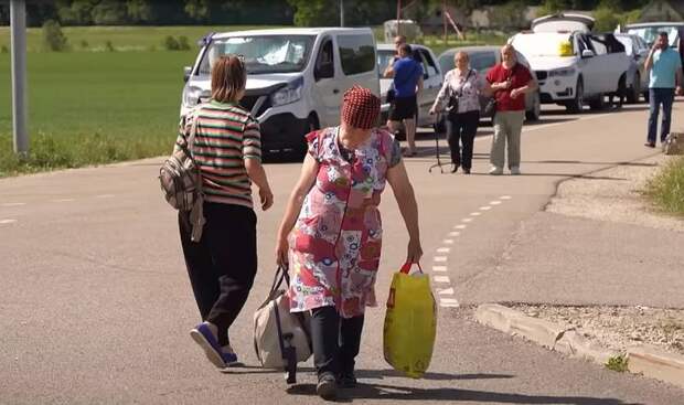 На латвийской границе скопились очереди из украинцев, желающих выехать в Россию