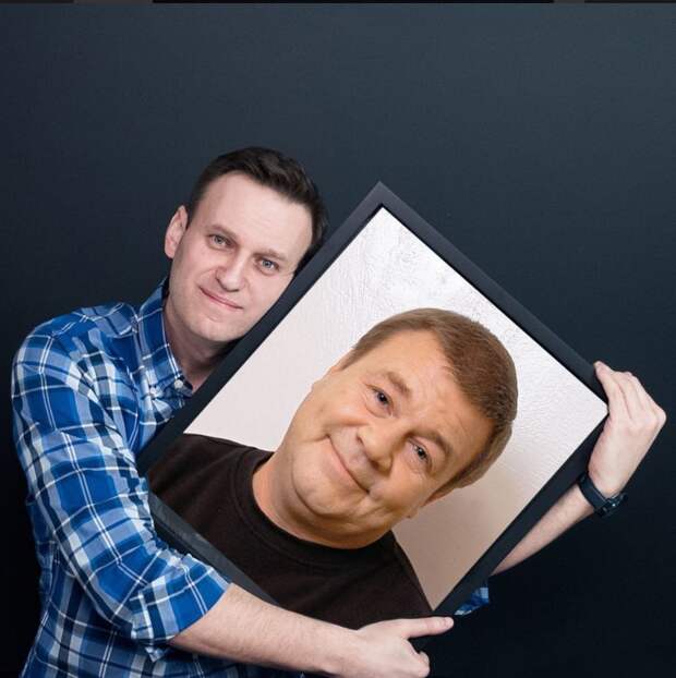Полдень навального 17. Навальный. Человек в рамке. Навальный обнимает. Навальный картина.