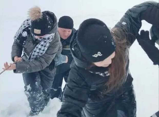 Двух школьниц, которые спустились на берег и не смогли подняться, спасли на Оке