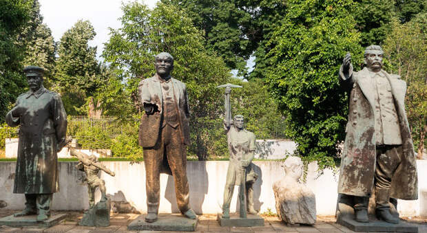 Вплоть до 1990-х годов статуи Сталина украшали площади албанских городов. Но сейчас их можно увидеть лишь в Парке скульптур в Тиране, да на заброшенных заводах.
