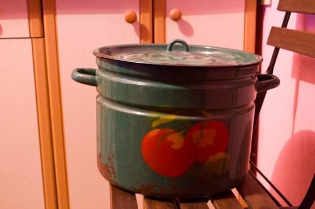 Посуда с облупившейся эмалью не должна использоваться на кухне. / Фото: Pattaya-people.ru