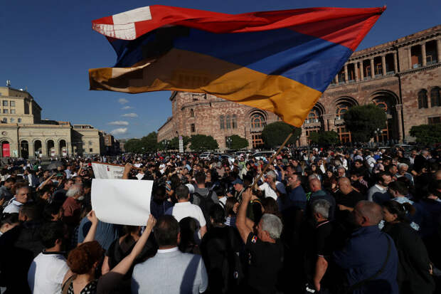 Sputnik: на улицах Еревана стали появляться первые баррикады в рамках протестов