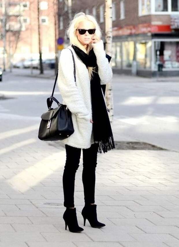 Белое пальто с черными сапогами