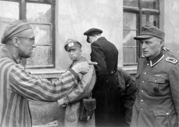 Освобожденный заключённый указывает на бывшего охранника лагеря, который расстреливал заключенных.